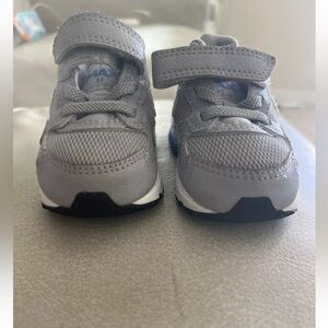 Gray boys 3c sneakers pre owned very good condition